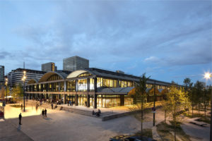 STATION F. Halle Freyssinet, 55 boulevard Vincent Auriol  Paris 13eme STATION F est le plus grand campusde start-up au monde. Le projet est une initiative de Xavier Niel. 29/06/2017 WILMOTTE & ASSOCIES ARCHITECTES ©Patrick TOURNEBOEUF/TENDANCE FLOUE La halle Freyssinet est un batiment ferroviaire mise en service en 1929 qui a abrite jusqu'en 2006 les messageries de la gare d'Austerlitz. Elle tient son nom dÕEugene Freyssinet, lÕingenieur qui lÕa conue. Des sa realisation, le batiment a ete le sujet d'articles dans la presse specialisee montrant sa grande qualite technique et architecturale dans sa reponse au programme de la Compagnie. Le 23 fevrier 2012, la halle Freyssinet a ete inscrite au titre des monuments historiques dans son integralite,  l'exclusion des batiments de bureaux situes au nord-ouest. Xavier Niel, le fondateur de Free, devient l' acqueur de la halle pour realiser un mega incubateur destine a accueillir 1000 start-ups. Son entree est situee au 55 boulevard Vincent-Auriol, dans le 13e arrondissement de Paris.