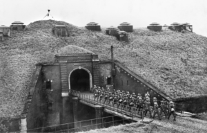 Troops_of_51st_Highland_Division_march_over_a_drawbridge_into_Fort_de_Sainghain_on_the_Maginot_Line2C_3_November_1939._O227-1024x654